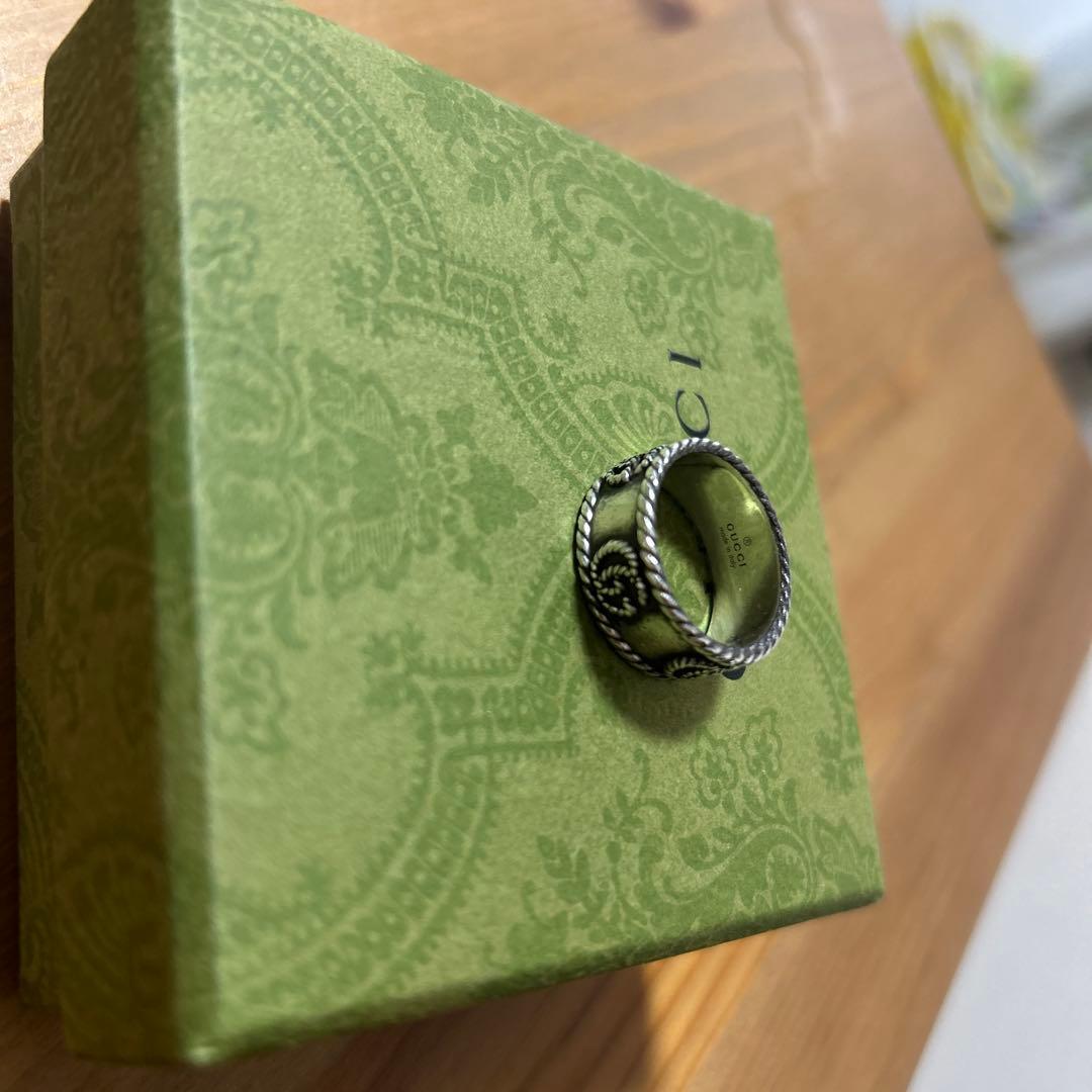 GUCCI シルバーリング ロゴ入り