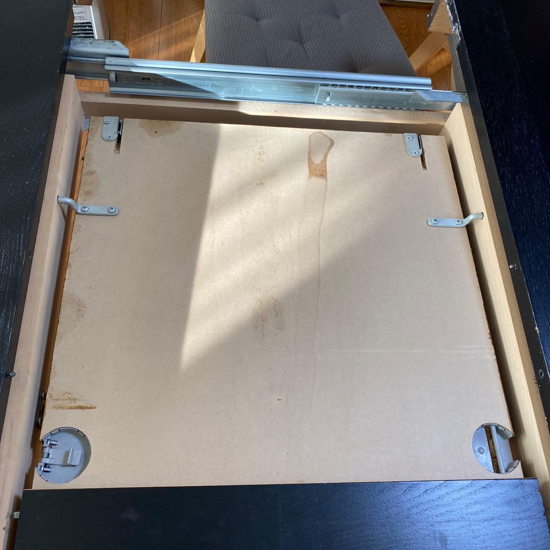 IKEA BJURSTA 黒い円形木製ダイニングテーブル