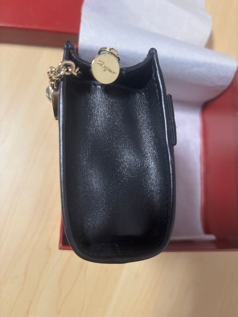 Ferragamoフェラガモ　ケース　ヴァラリボン　ブラック