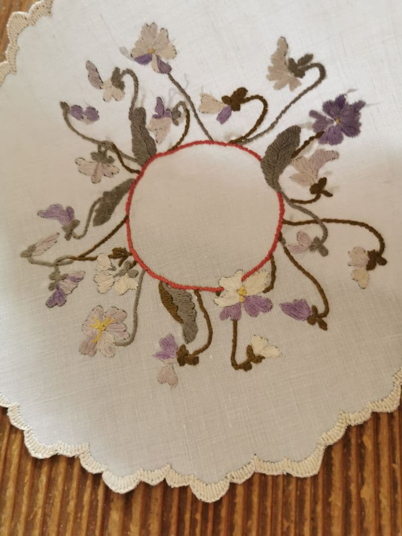 アンティーク ソサイエティシルク刺繍 3色菫 ヴィオラ リネンスカラップドイリー