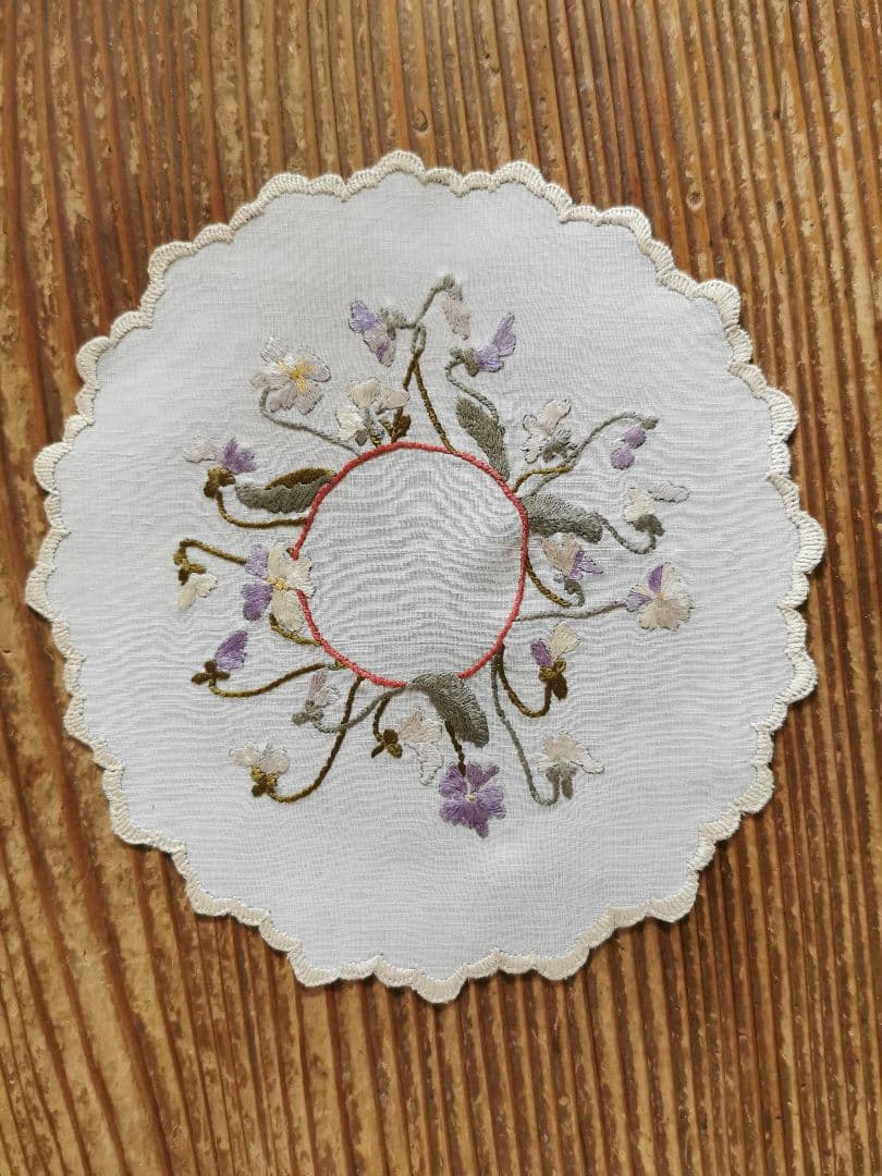アンティーク ソサイエティシルク刺繍 3色菫 ヴィオラ リネンスカラップドイリー