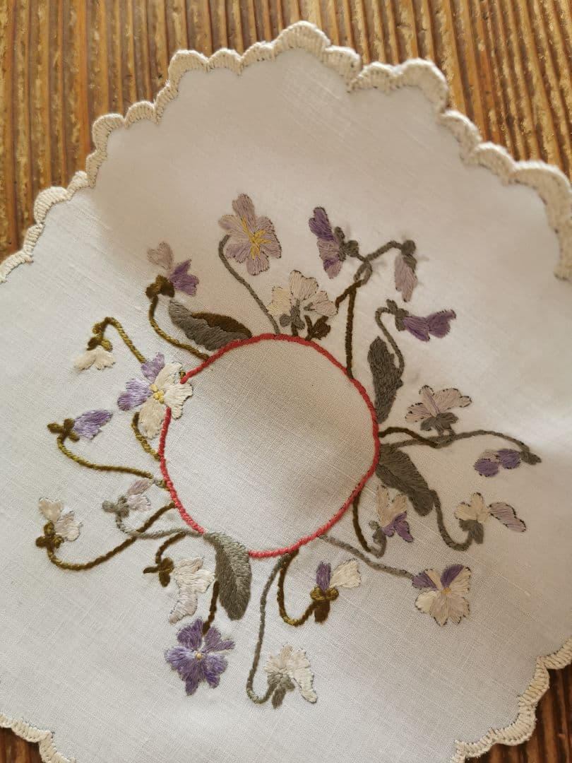アンティーク ソサイエティシルク刺繍 3色菫 ヴィオラ リネンスカラップドイリー