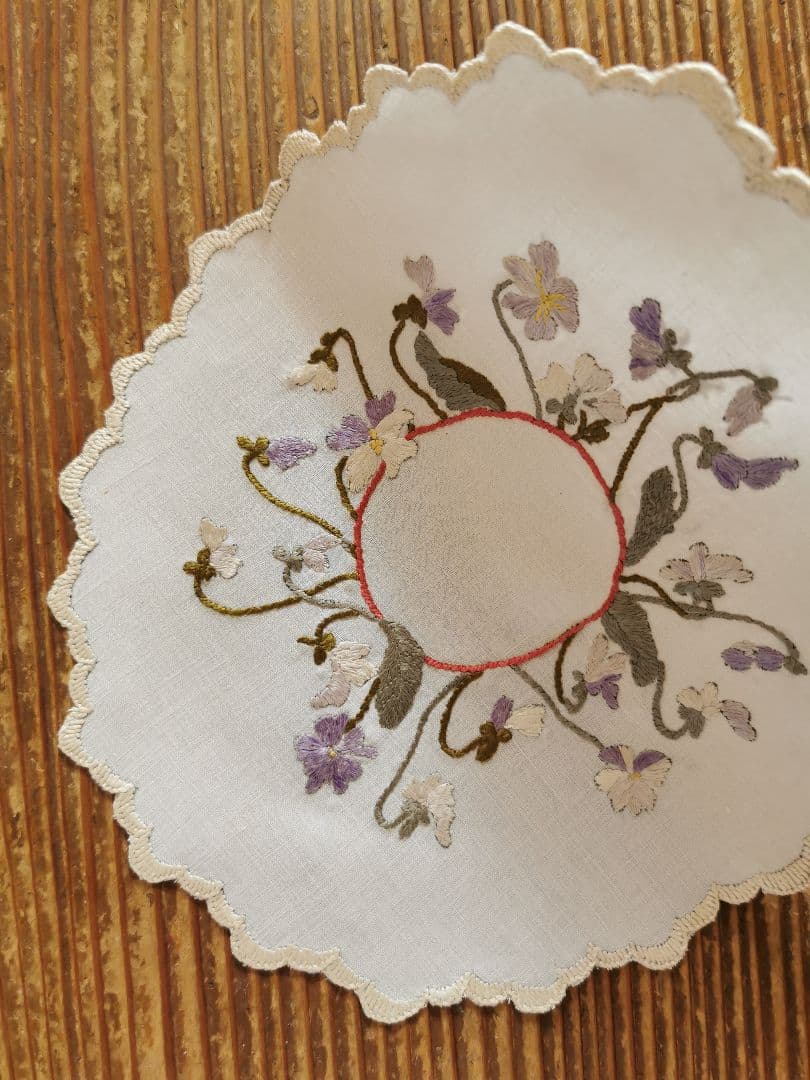 アンティーク ソサイエティシルク刺繍 3色菫 ヴィオラ リネンスカラップドイリー