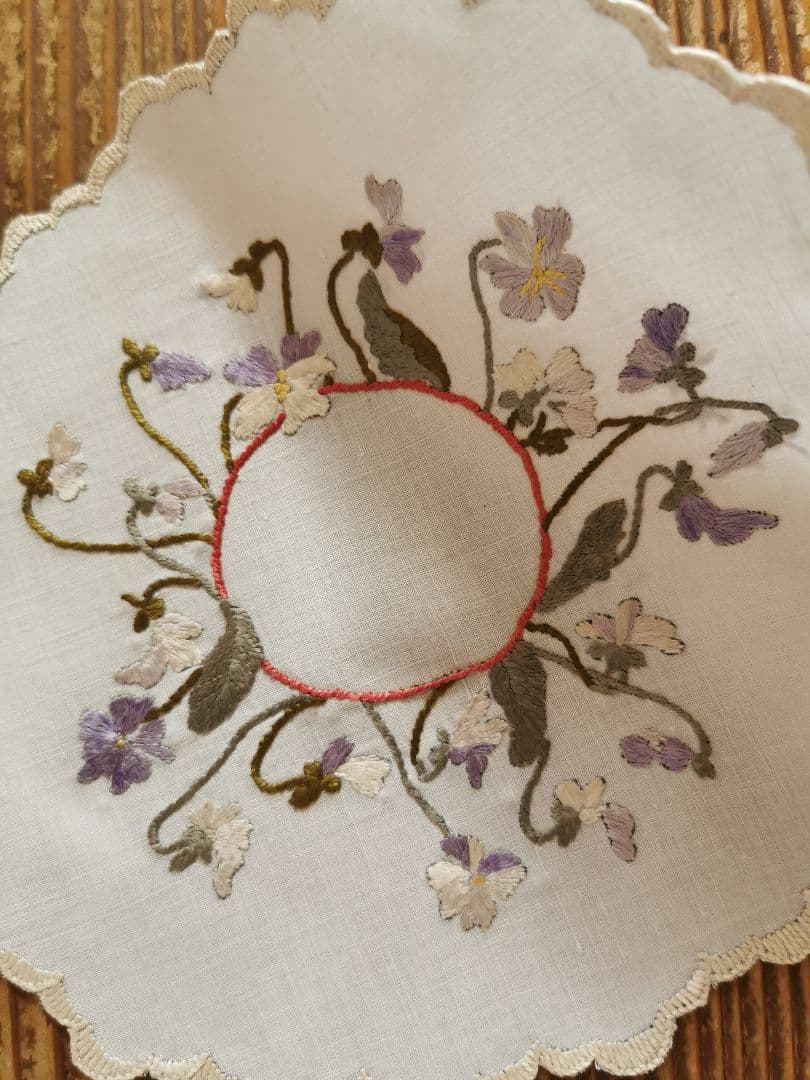 アンティーク ソサイエティシルク刺繍 3色菫 ヴィオラ リネンスカラップドイリー