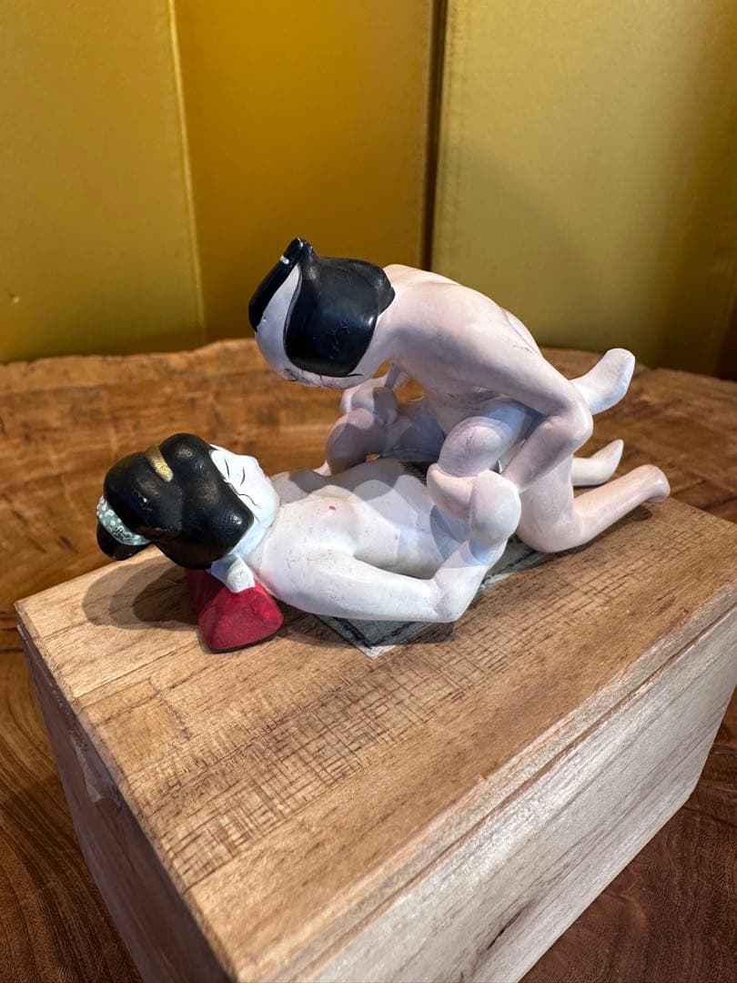 浮世絵，根付，置物，春画，陶器製 ，男女裸体彫刻 約10cm