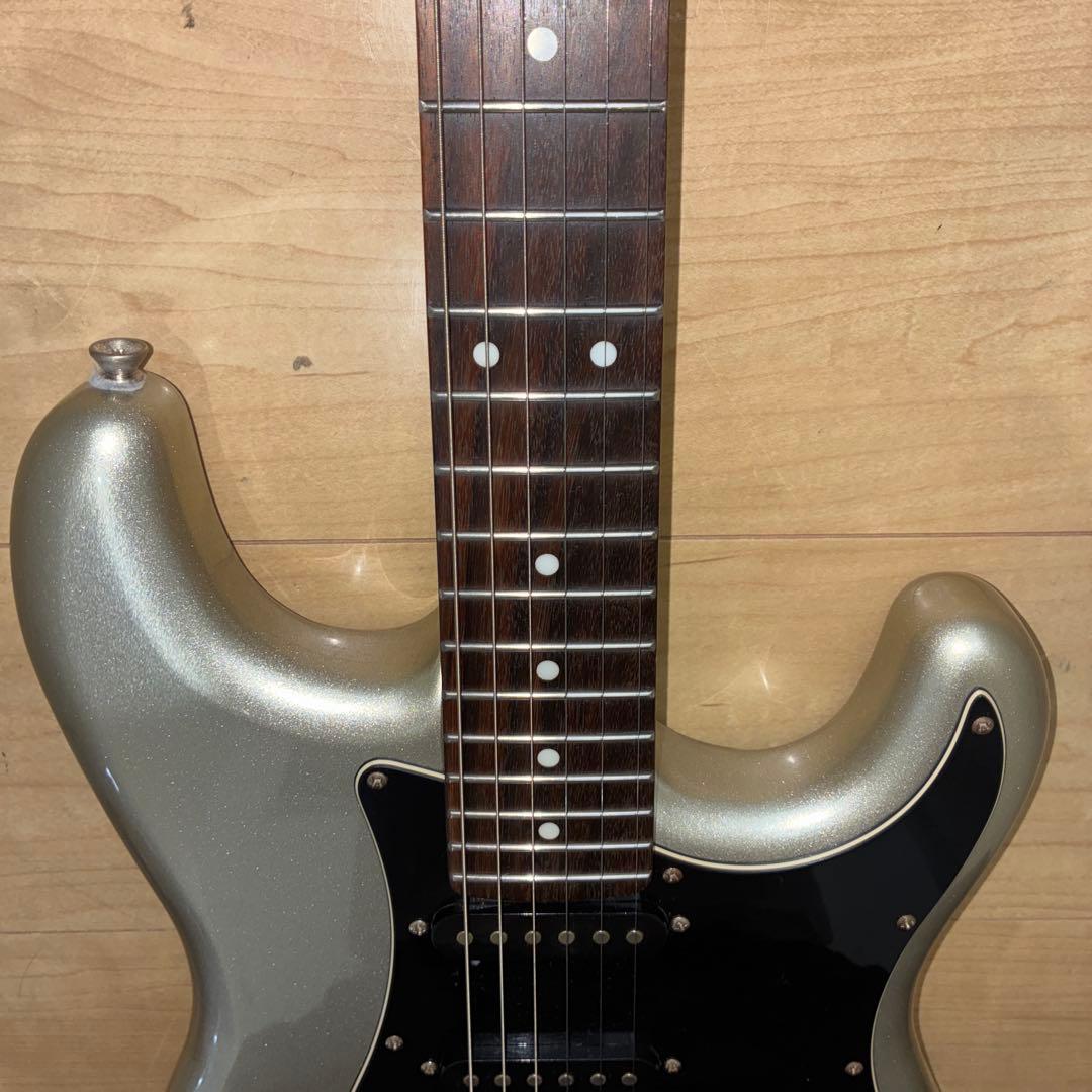 シルバーラメ　Mavis ストラトキャスタータイプ　弦高調整済み　です
