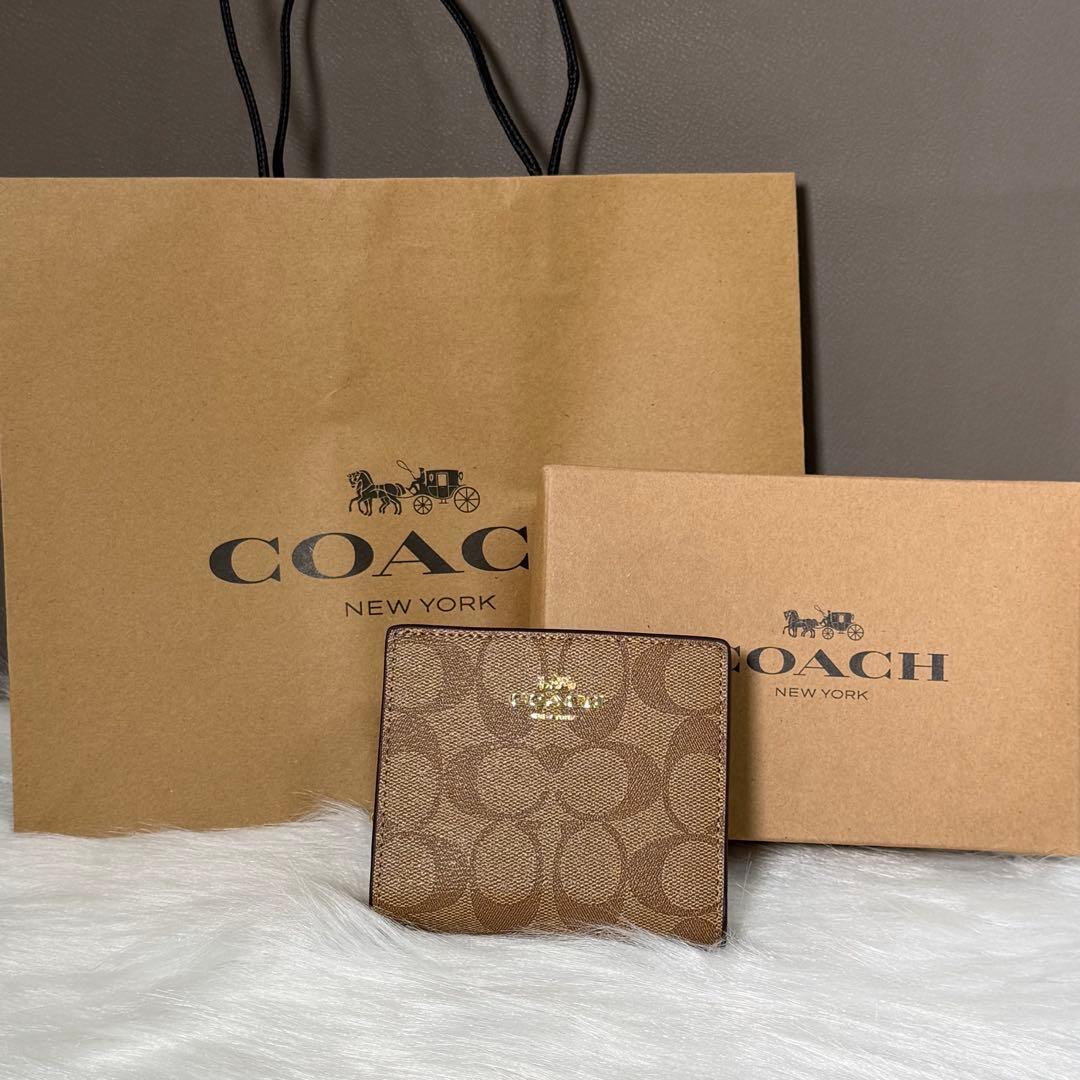 【新品未使用✨COACH】二つ折り財布/ベージュ/定期入れ/カード/シグネチャー