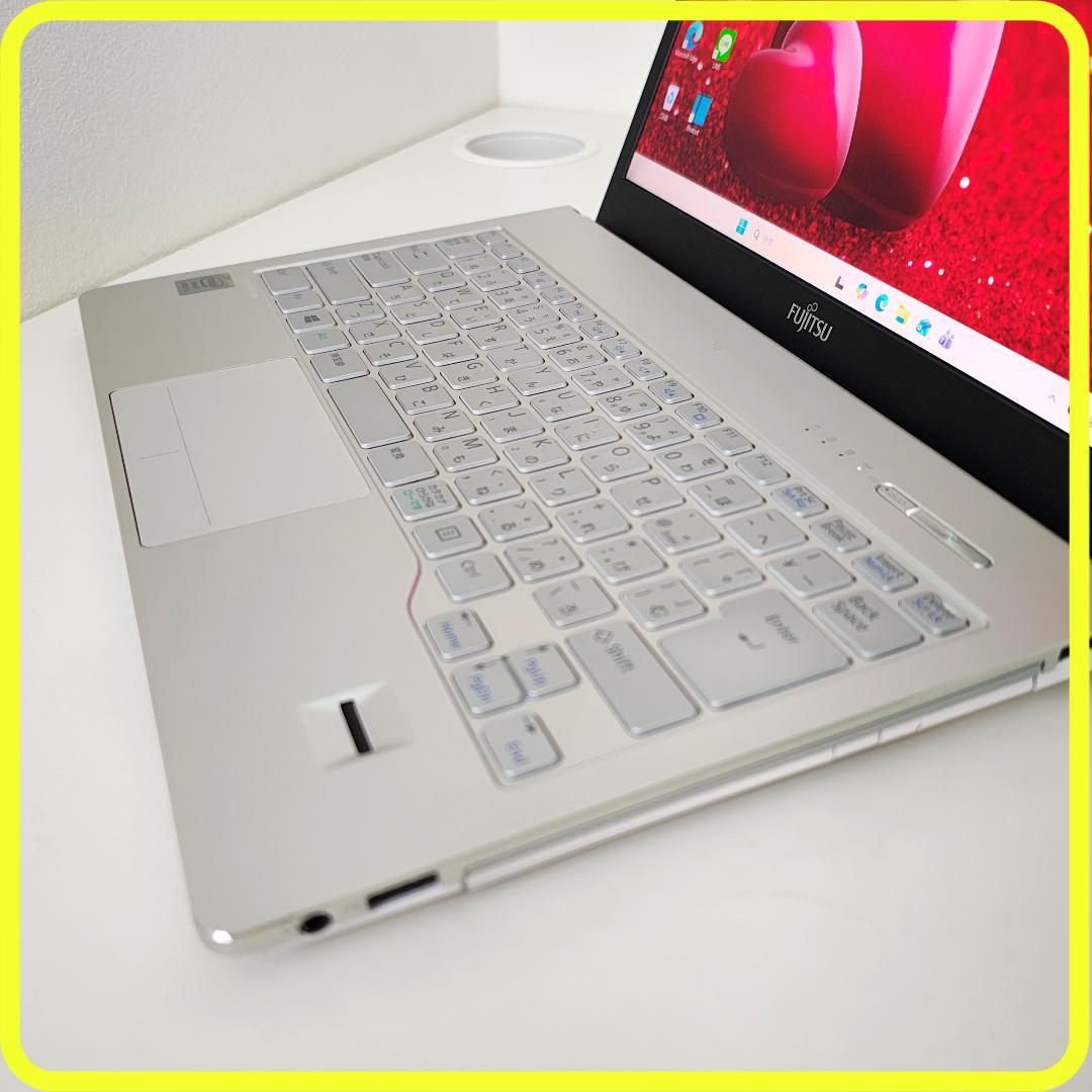 白　新品SSD256GB　薄型軽量⭐️windows11　ノートパソコン　770