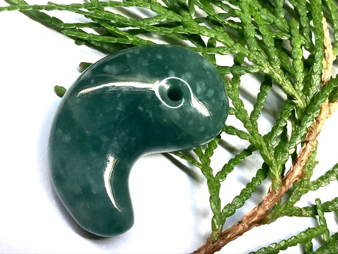 ✳premiumシリーズ幸運の糸魚川翡翠翡翠 美麗 勾玉　再結晶線入り御守りに‼️