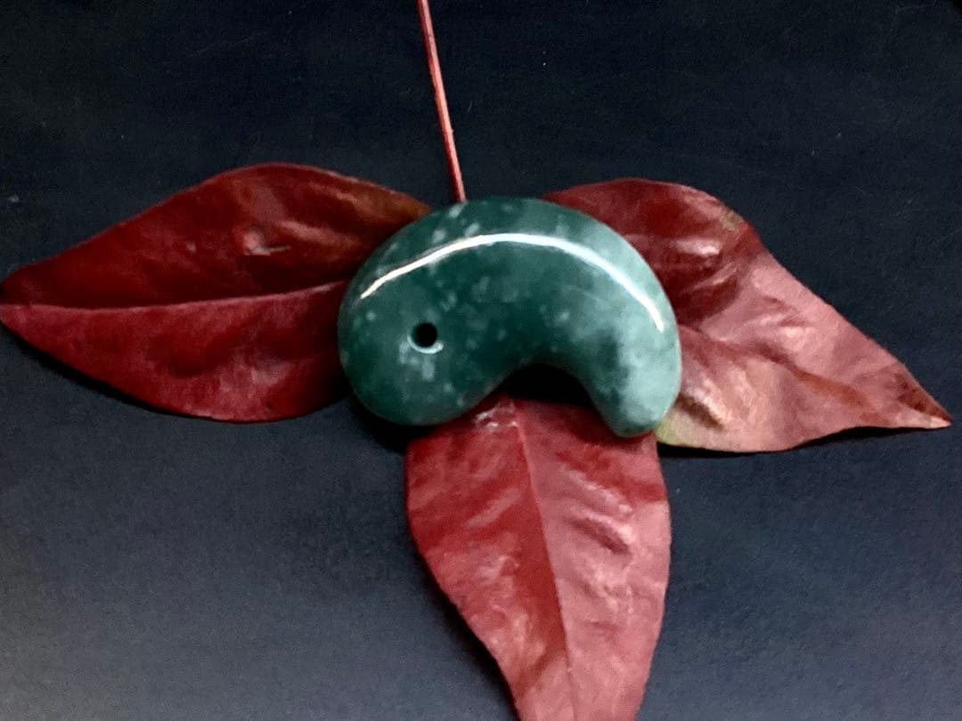 ✳premiumシリーズ幸運の糸魚川翡翠翡翠 美麗 勾玉　再結晶線入り御守りに‼️