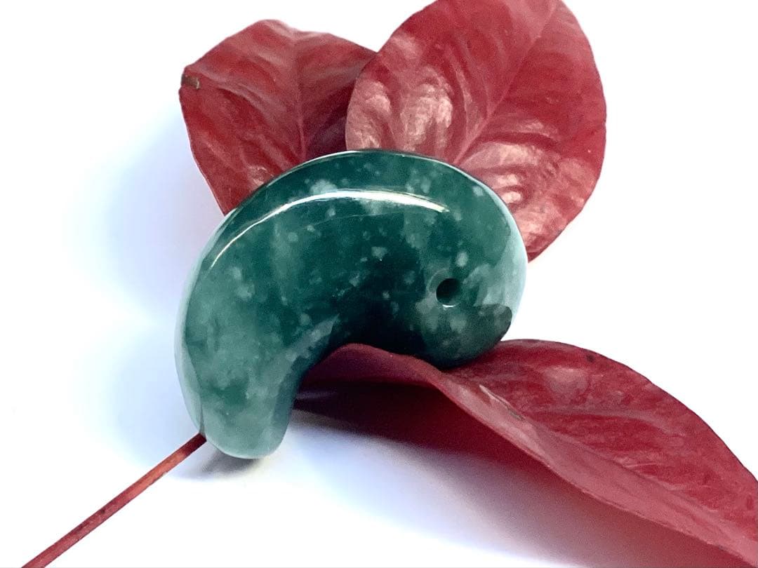 ✳premiumシリーズ幸運の糸魚川翡翠翡翠 美麗 勾玉　再結晶線入り御守りに‼️