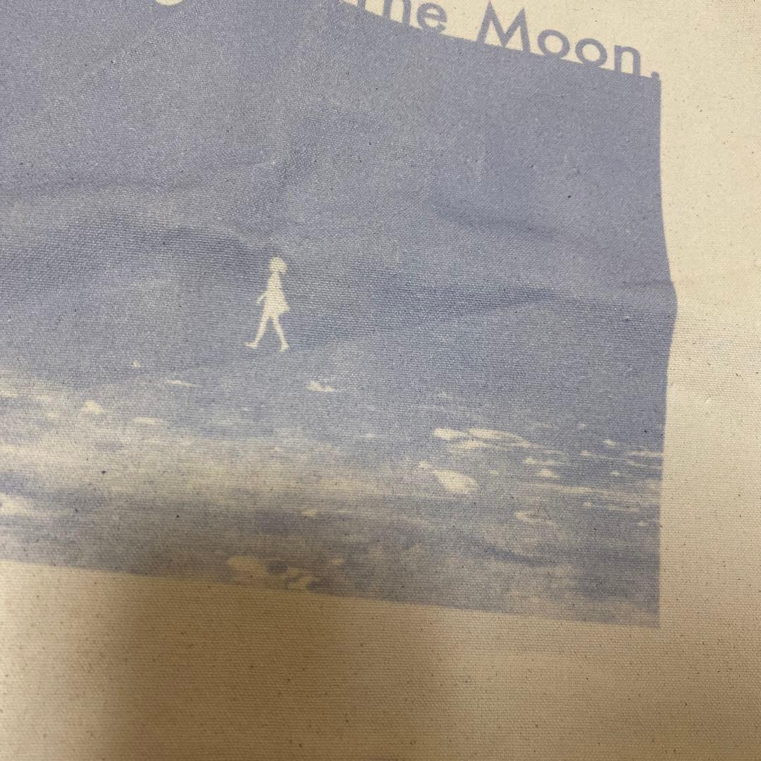 月を歩いている トートバッグ