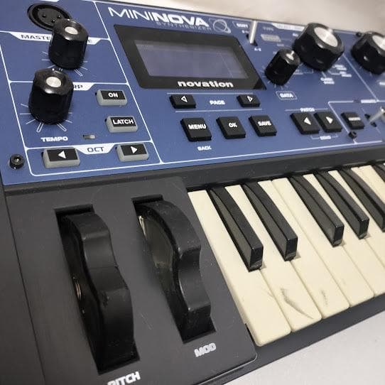 NOVATION MiniNova ノベーション シンセサイザー マイクあり