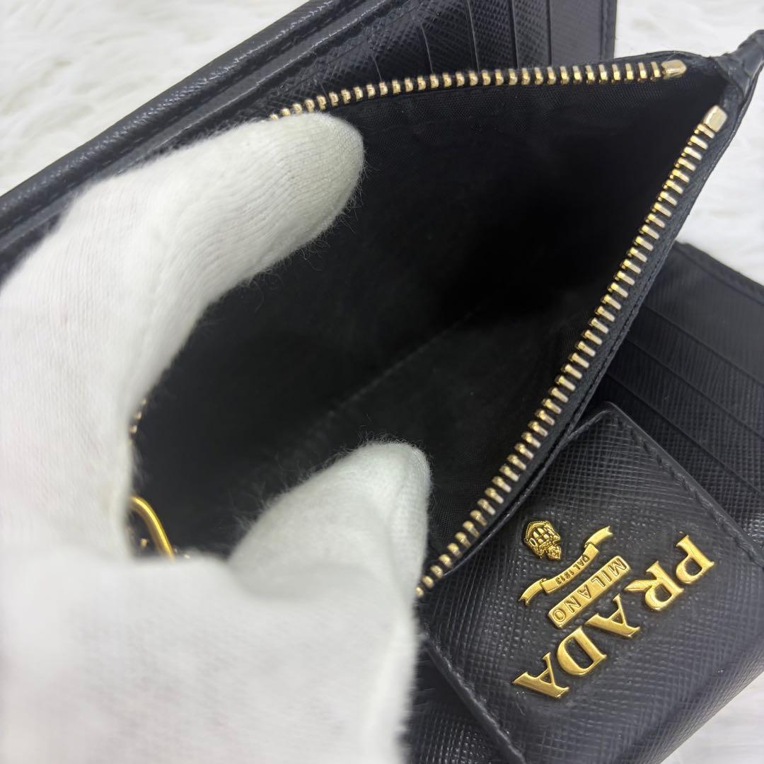 美品✨プラダ 長財布 折り財布 サフィアーノ レザー ロゴ金具 ブラック