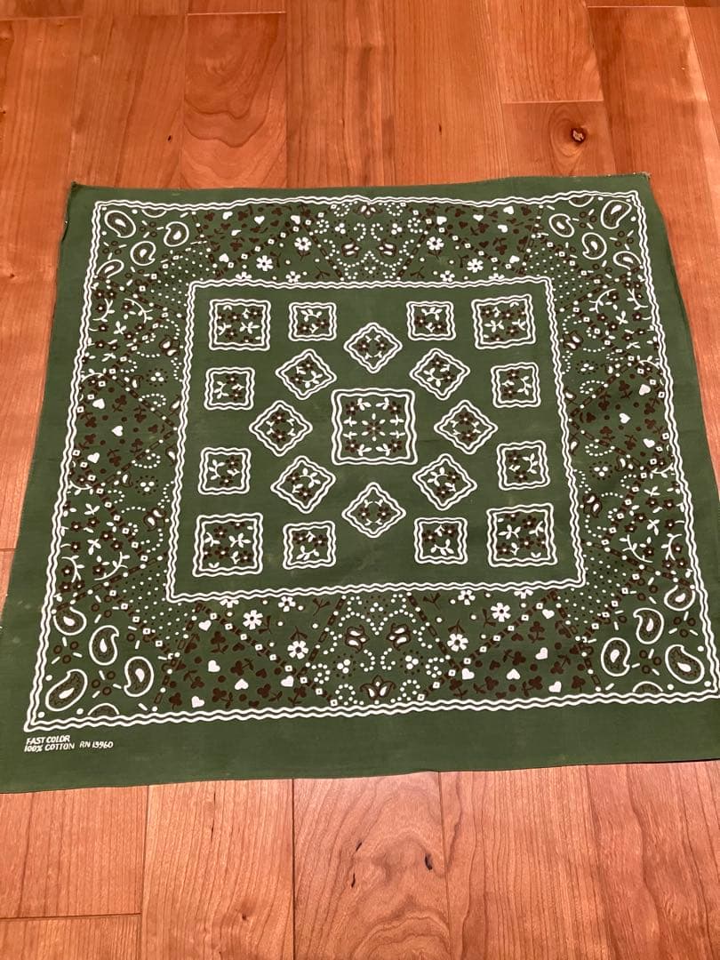 RN13960 クッキー柄　バンダナ　オリーブ