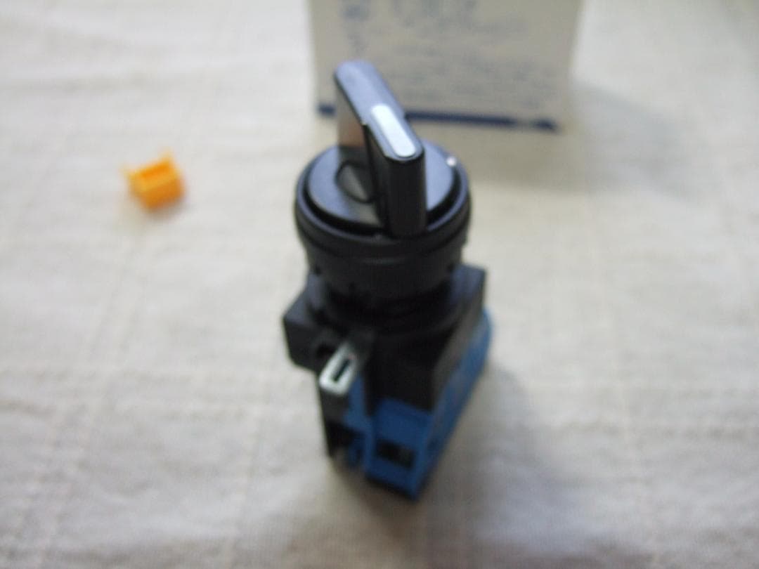 IDEC HW1S-2T10 セレクタスイッチ 20個まとめての出品です。