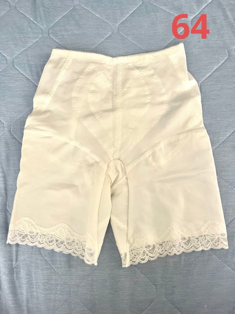 セモアブライダルインナー コルセットタイプ ホワイト　ガードル付きE70/64