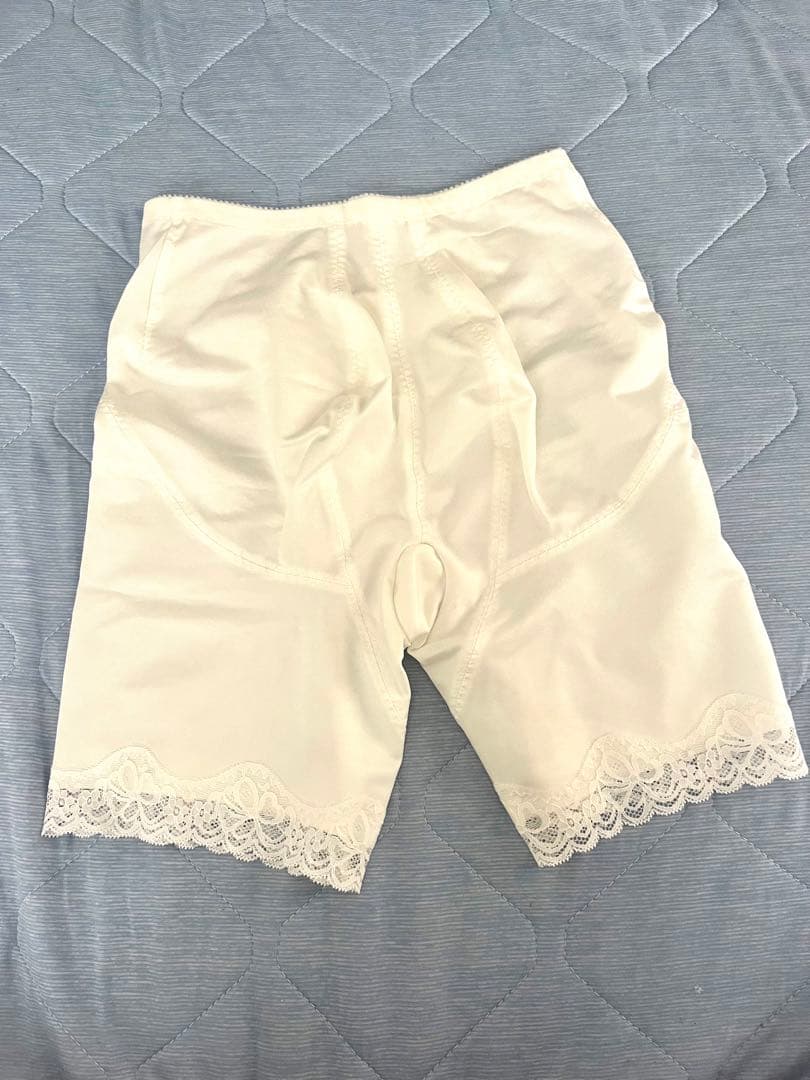 セモアブライダルインナー コルセットタイプ ホワイト　ガードル付きE70/64