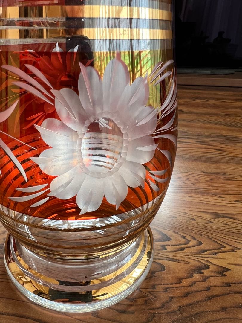 赤と透明のガラス花瓶 金のストライプ