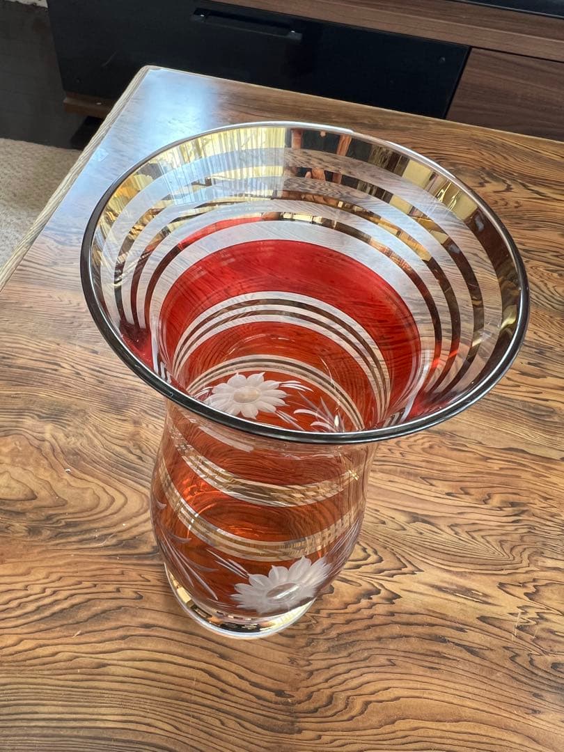 赤と透明のガラス花瓶 金のストライプ