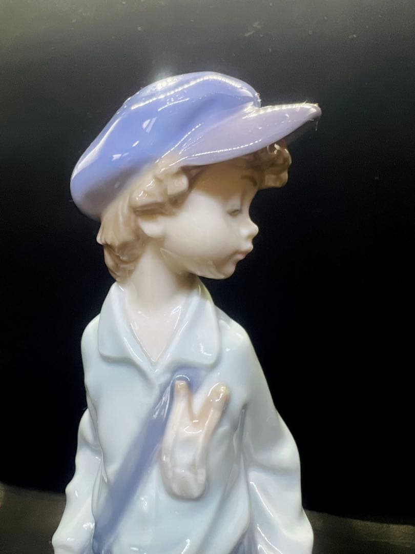 少年の陶器フィギュア