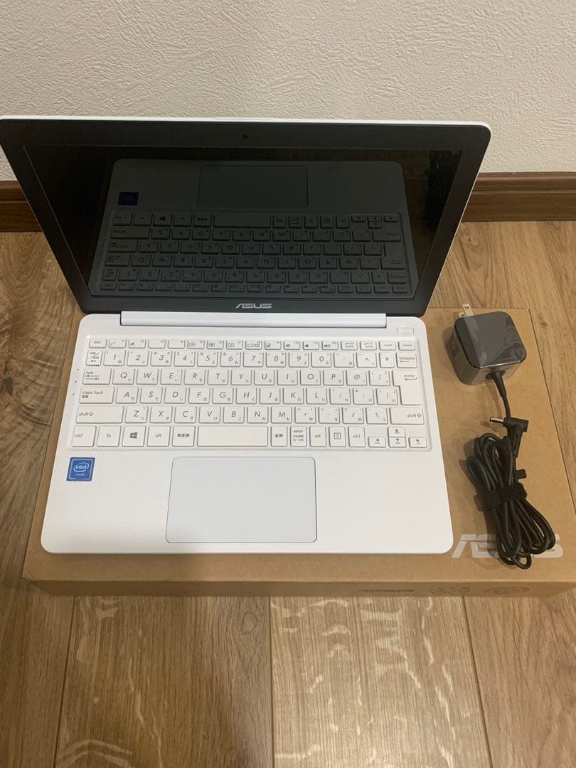 【美品】ASUS ノートパソコン　E203m ホワイト