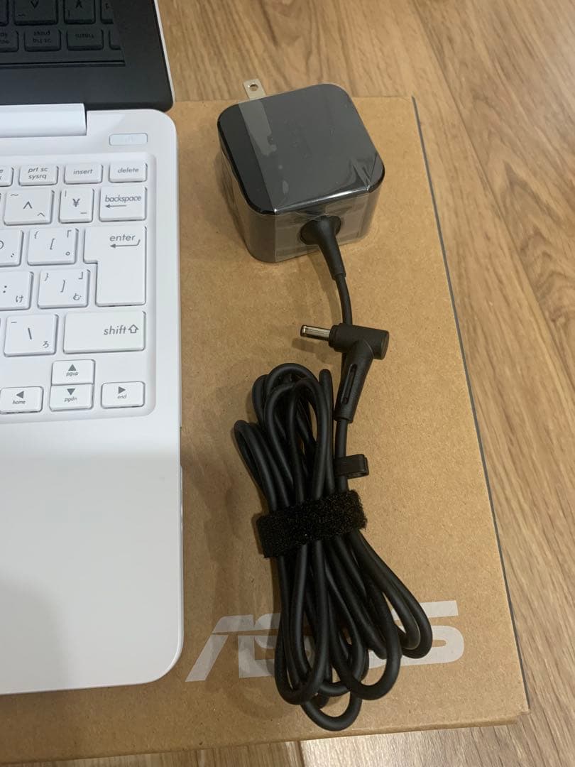 【美品】ASUS ノートパソコン　E203m ホワイト
