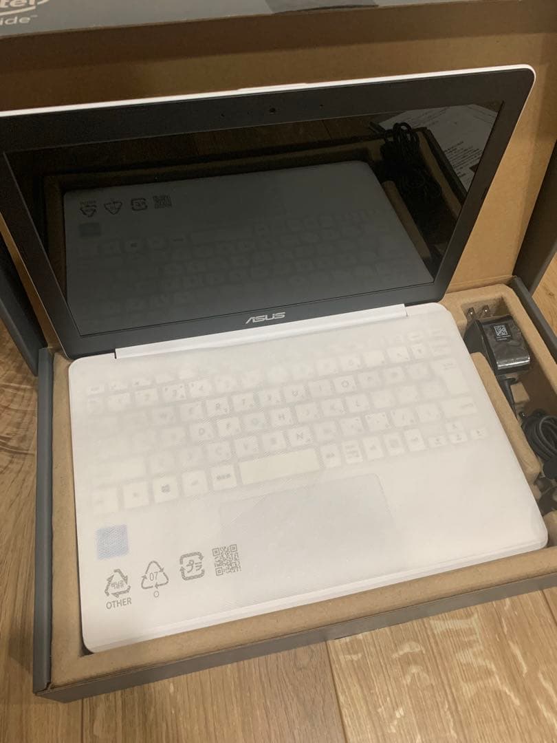 【美品】ASUS ノートパソコン　E203m ホワイト