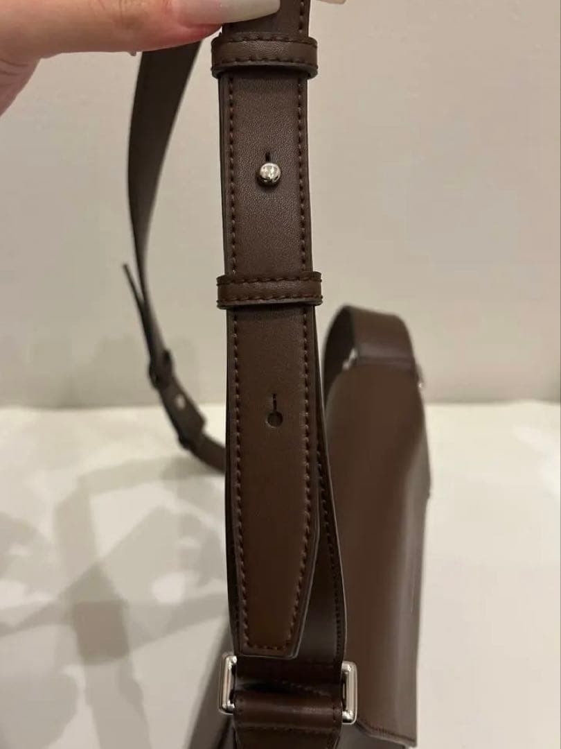 【新品未使用】Charles&Keith ナスリンジオメトリックショルダーバッグ