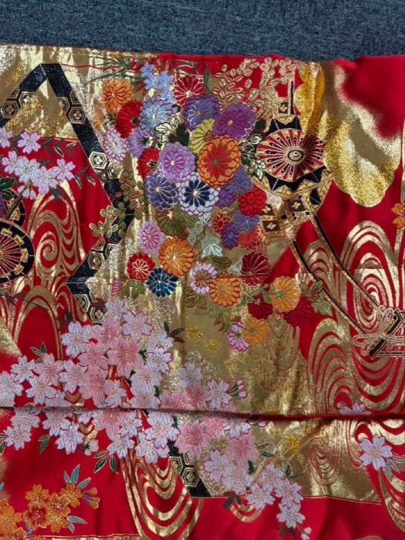 豪華な赤地の振袖 着物