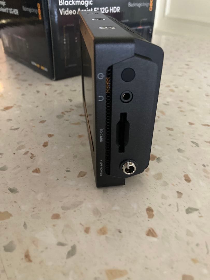 Blackmagic VideoAssist5インチ 12G HDR