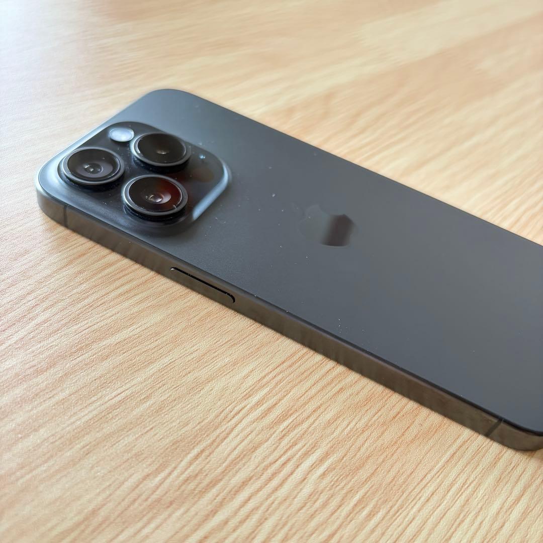 Apple iPhone 15 Pro ブラックチタニウム　256G