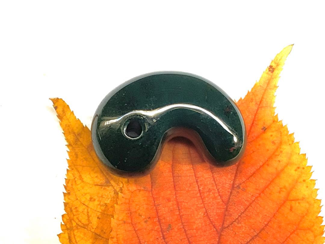 ✳濃厚青緑の【碧玉】特大38.7mm勾玉　希少原石の花仙山瑪瑙　高額材料使用本物