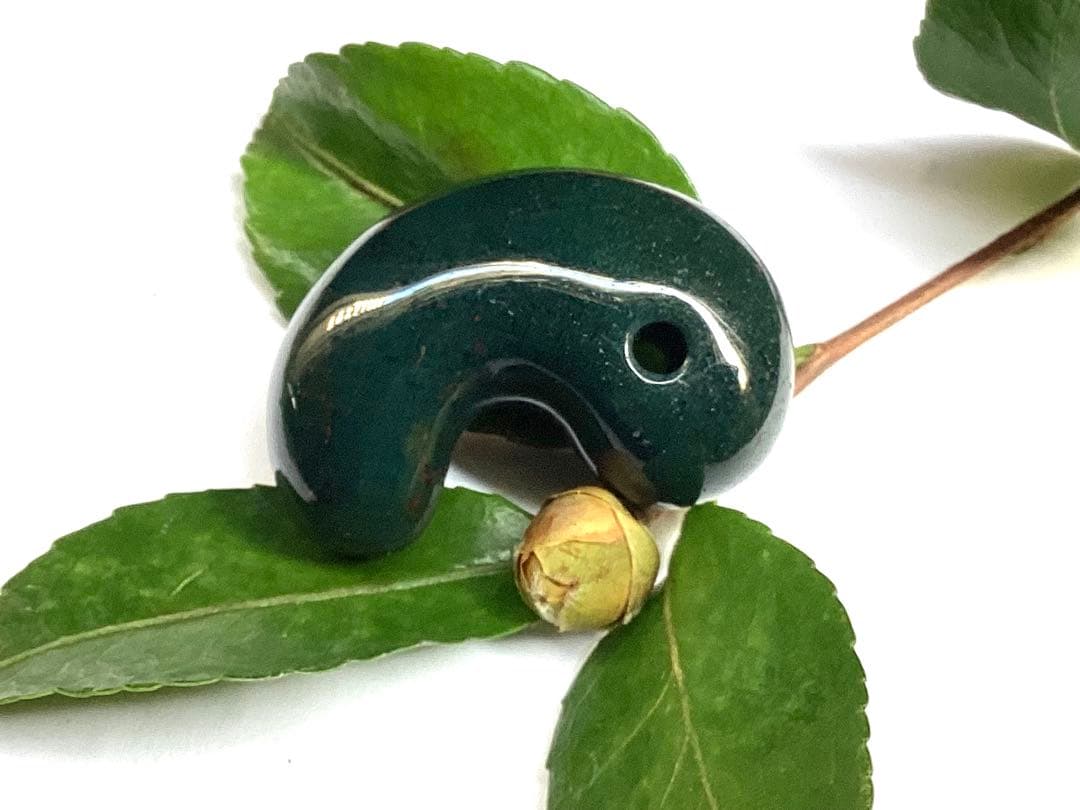 ✳濃厚青緑の【碧玉】特大38.7mm勾玉　希少原石の花仙山瑪瑙　高額材料使用本物