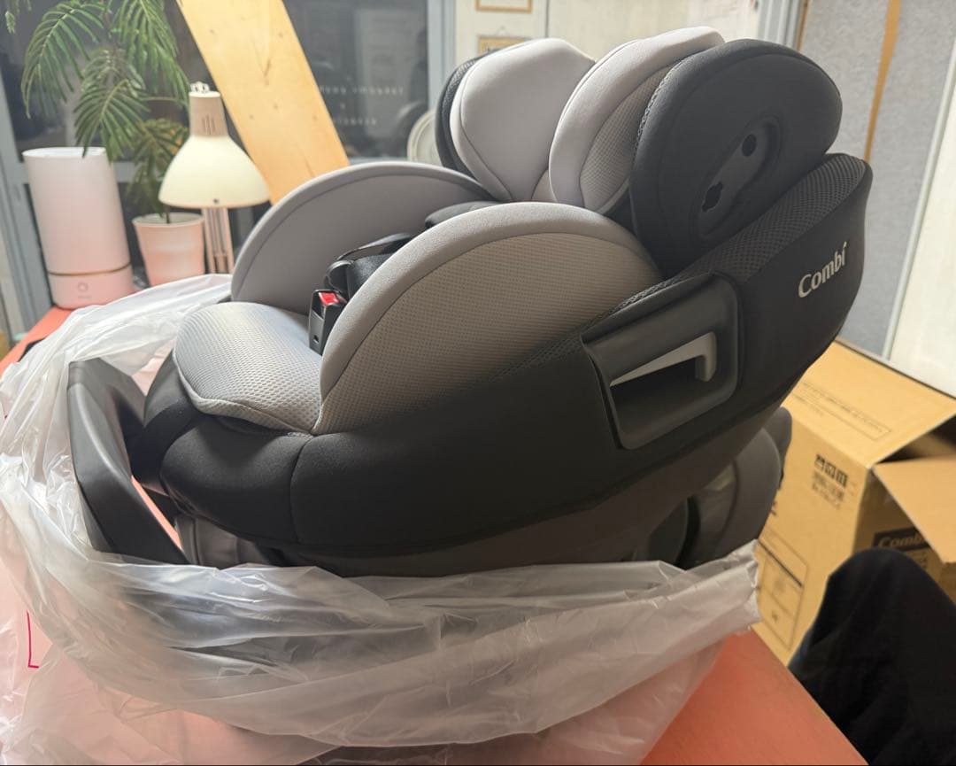 Combi チャイルドシートTHE S ISOFIXエッグショック ZC-720