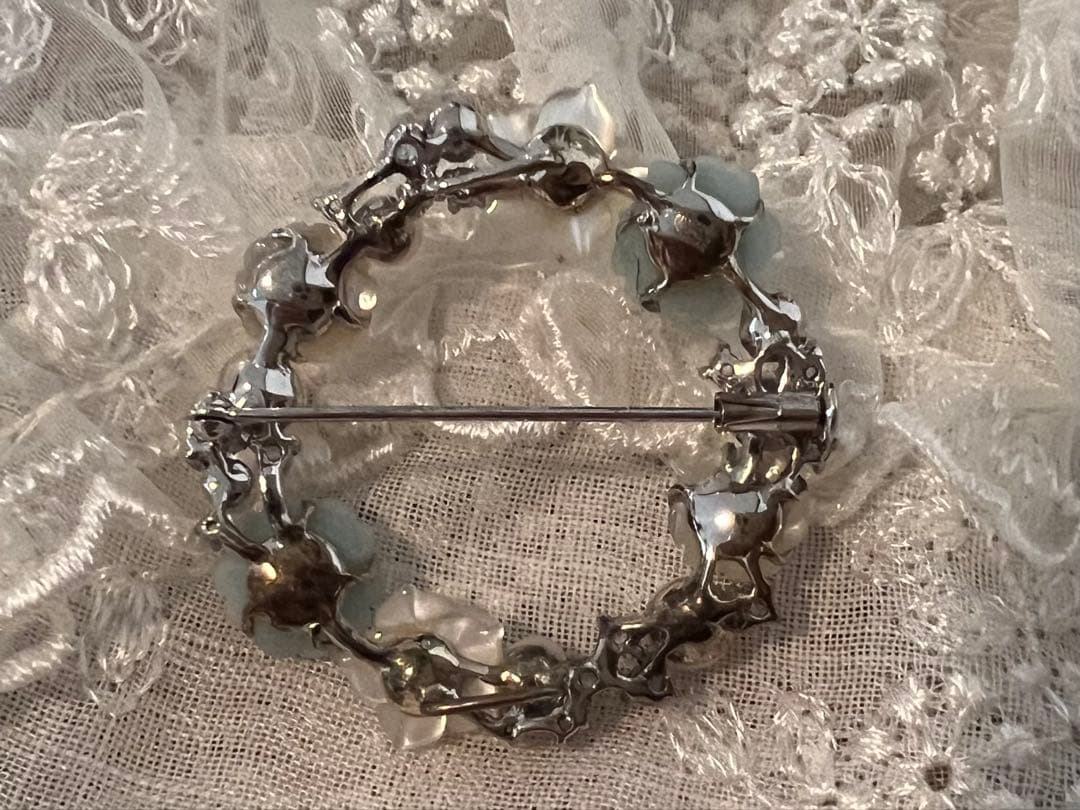 愛らしいお花のサークルのブローチ （株）GSTV