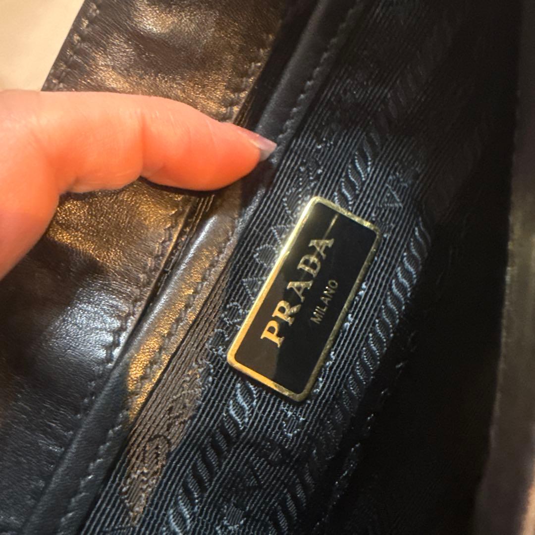PRADA ブラック ショルダーバッグ　サフィアーノ