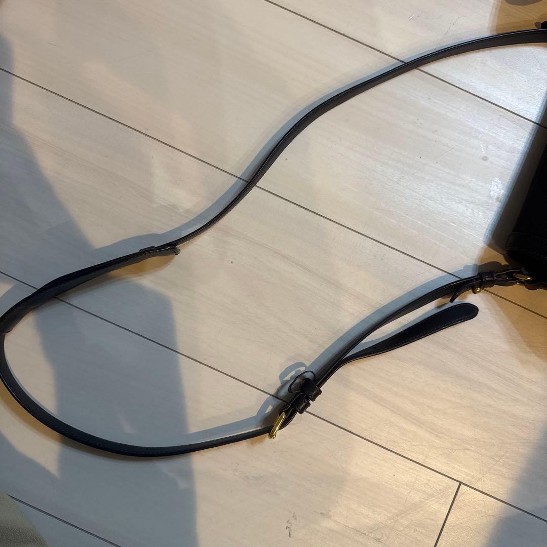 PRADA ブラック ショルダーバッグ　サフィアーノ