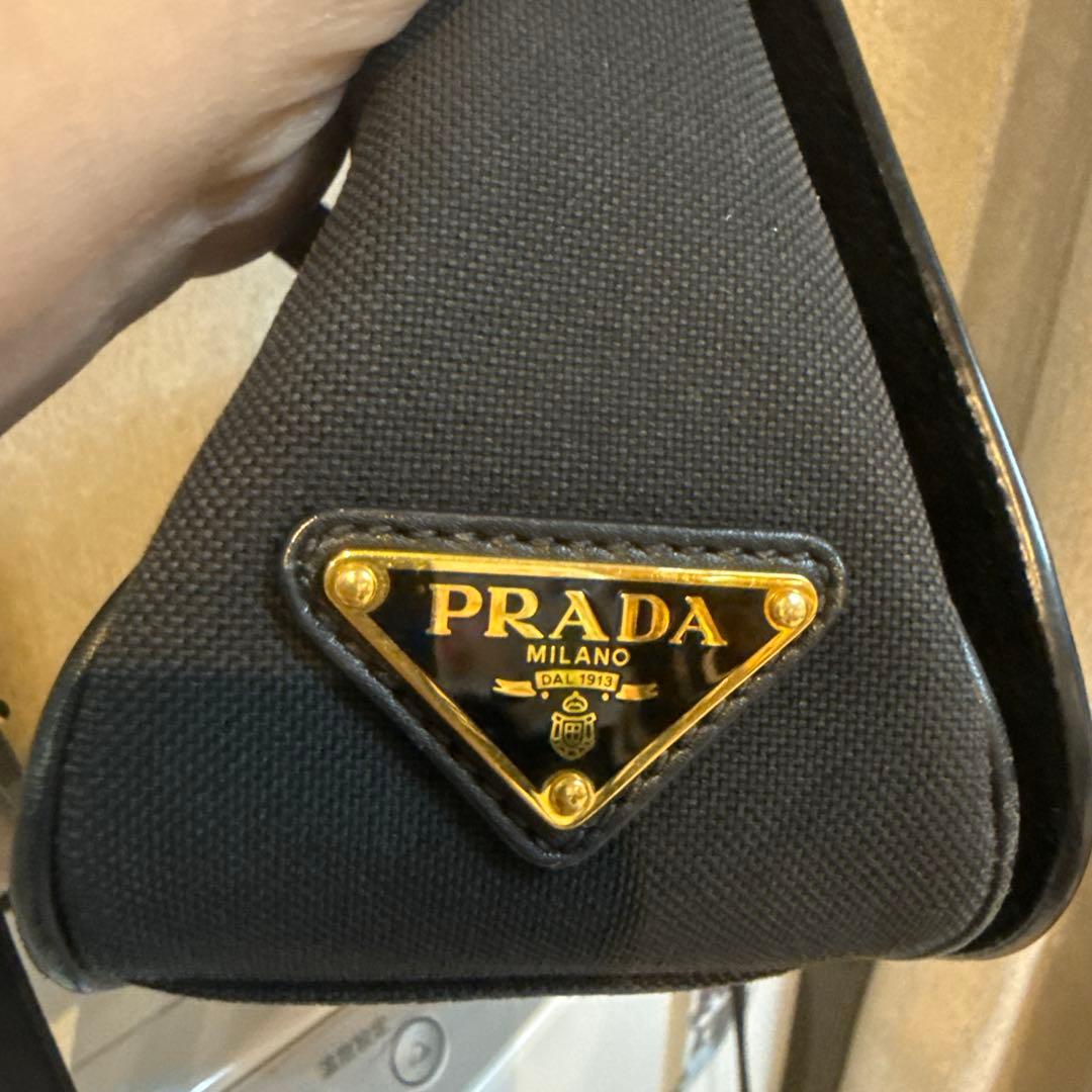 PRADA ブラック ショルダーバッグ　サフィアーノ