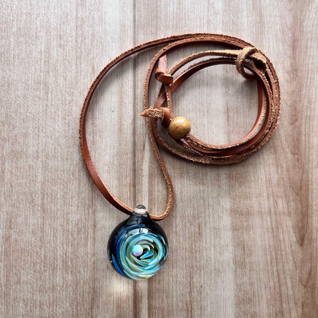 ハンドメイド ガラス ネックレス　宇宙ガラス 渦巻き模様