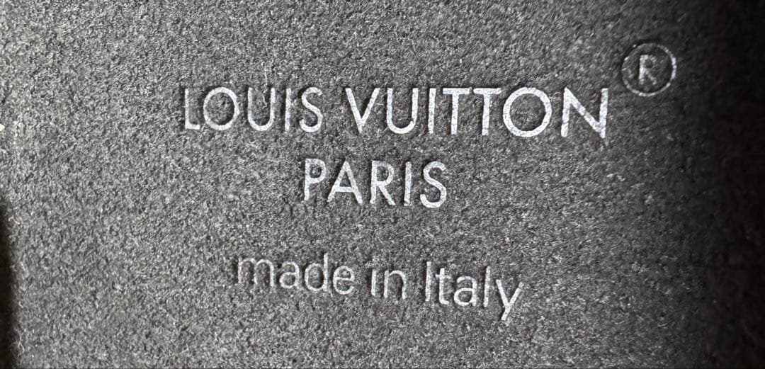 美品［正規品］ルイヴィトン　iPhone 15 Pro ケース箱付き