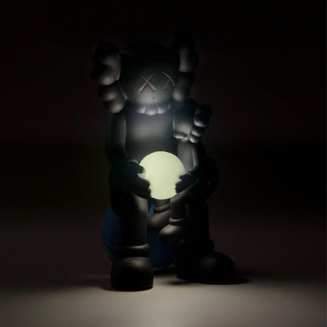 【k.k】KAWS:HOLIDAY THAILAND - BLACK 黒