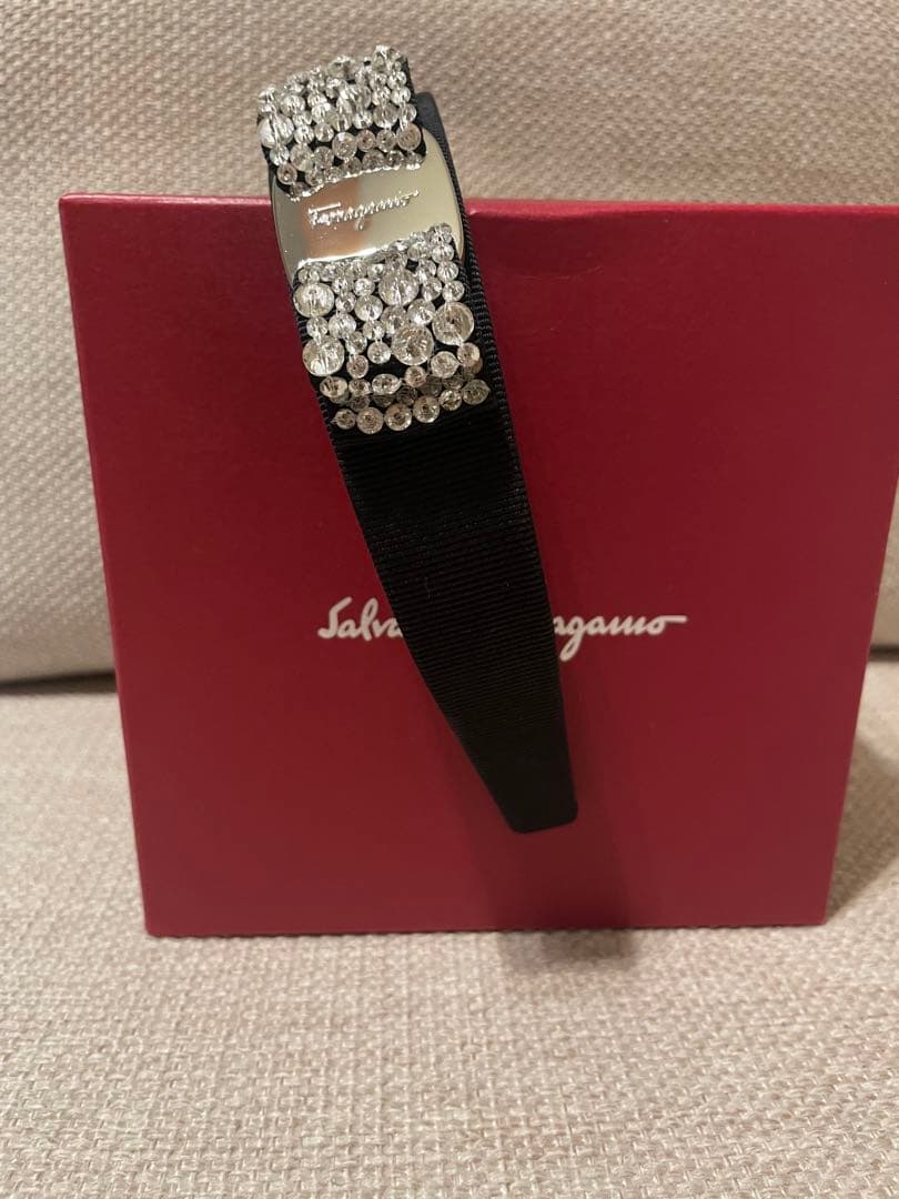 フェラガモ　ラインストーン付き　カチューシャ