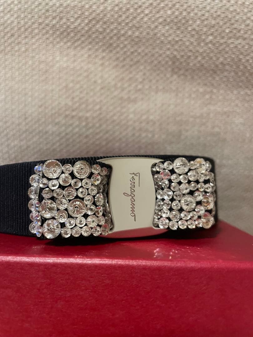 フェラガモ　ラインストーン付き　カチューシャ