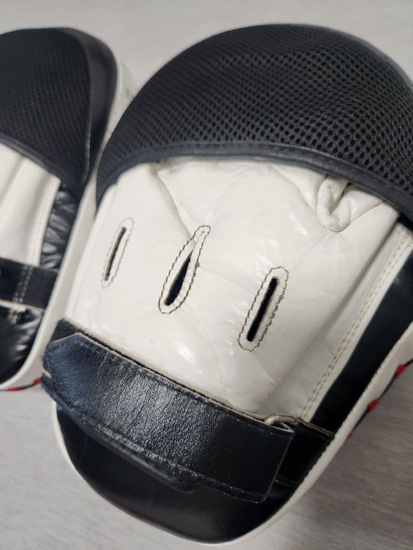 Fairtex キックミット 黒/白