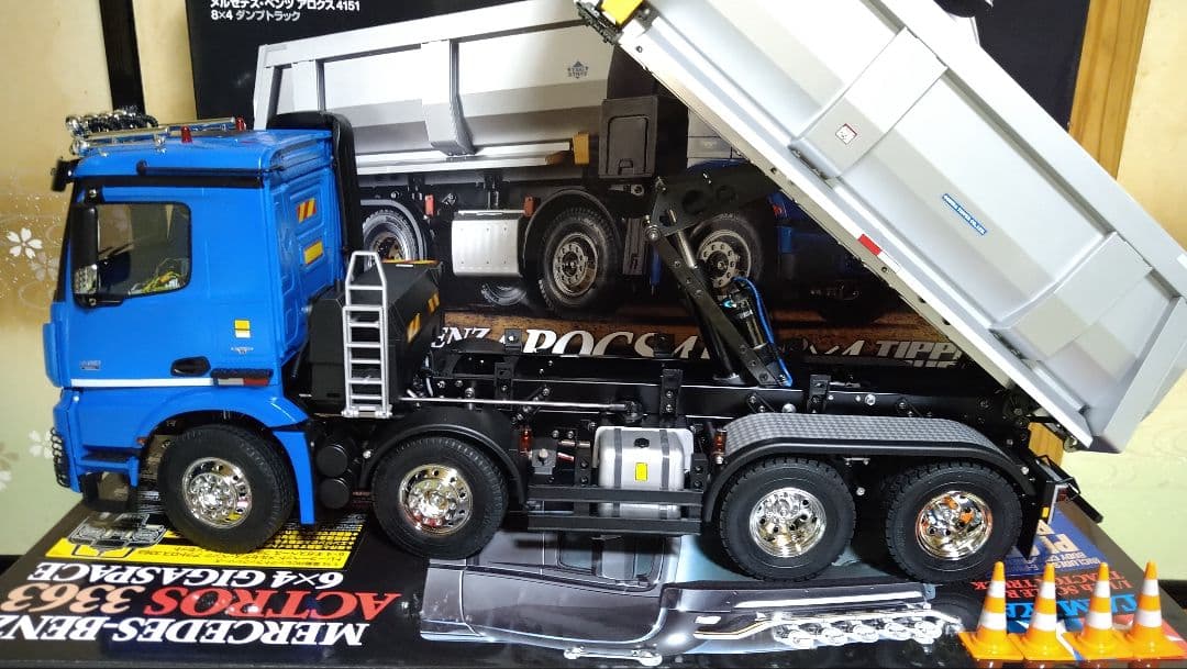 1/14RC メルセデス・ベンツ アロクス 4151 8x4 ダンプトラック