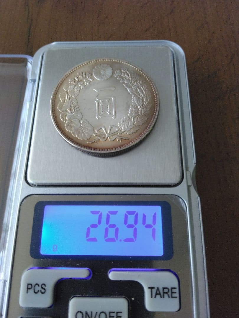 新一円銀貨(大型)明治7年　直径３８．５ｍｍ量目２６．９４ｇ厚さ２．５ｍｍ