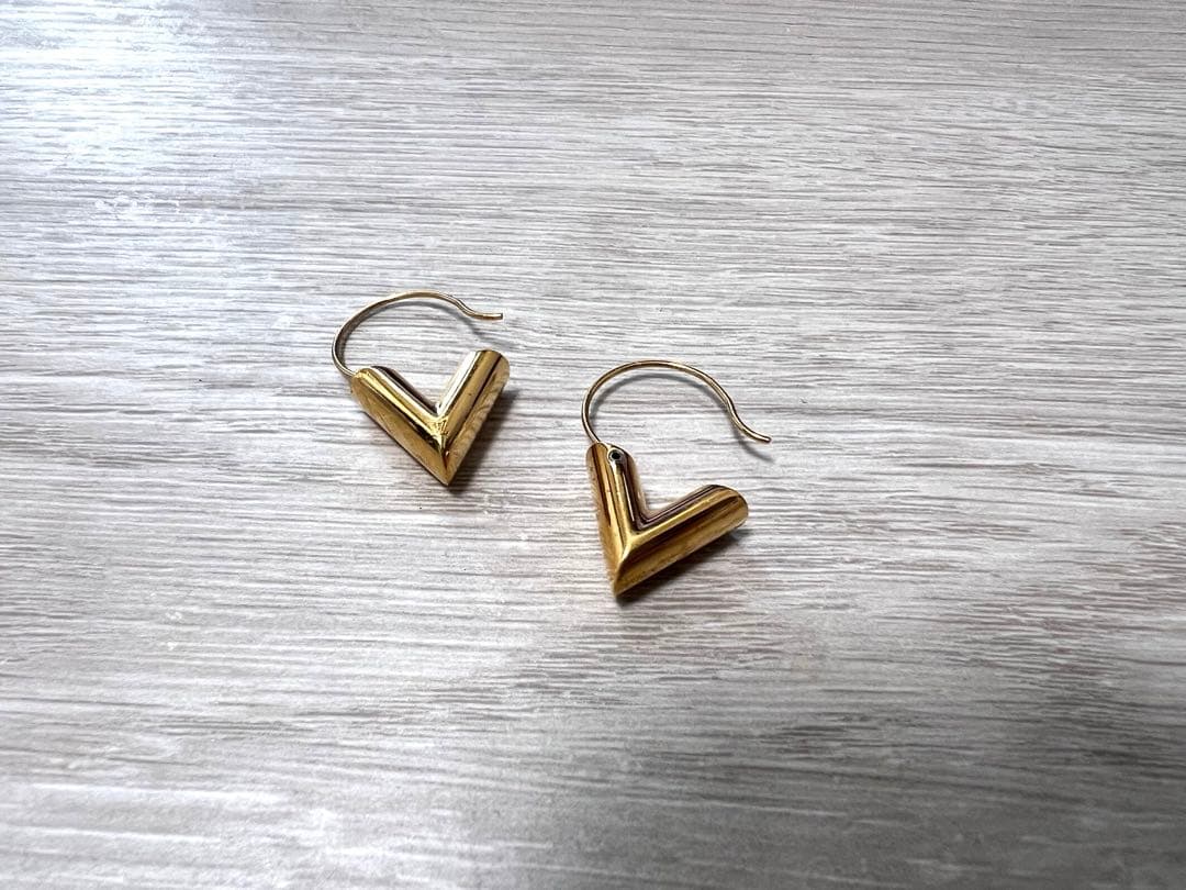 【売り切り希望】ルイヴィトン　ゴールド V字型 フープピアス