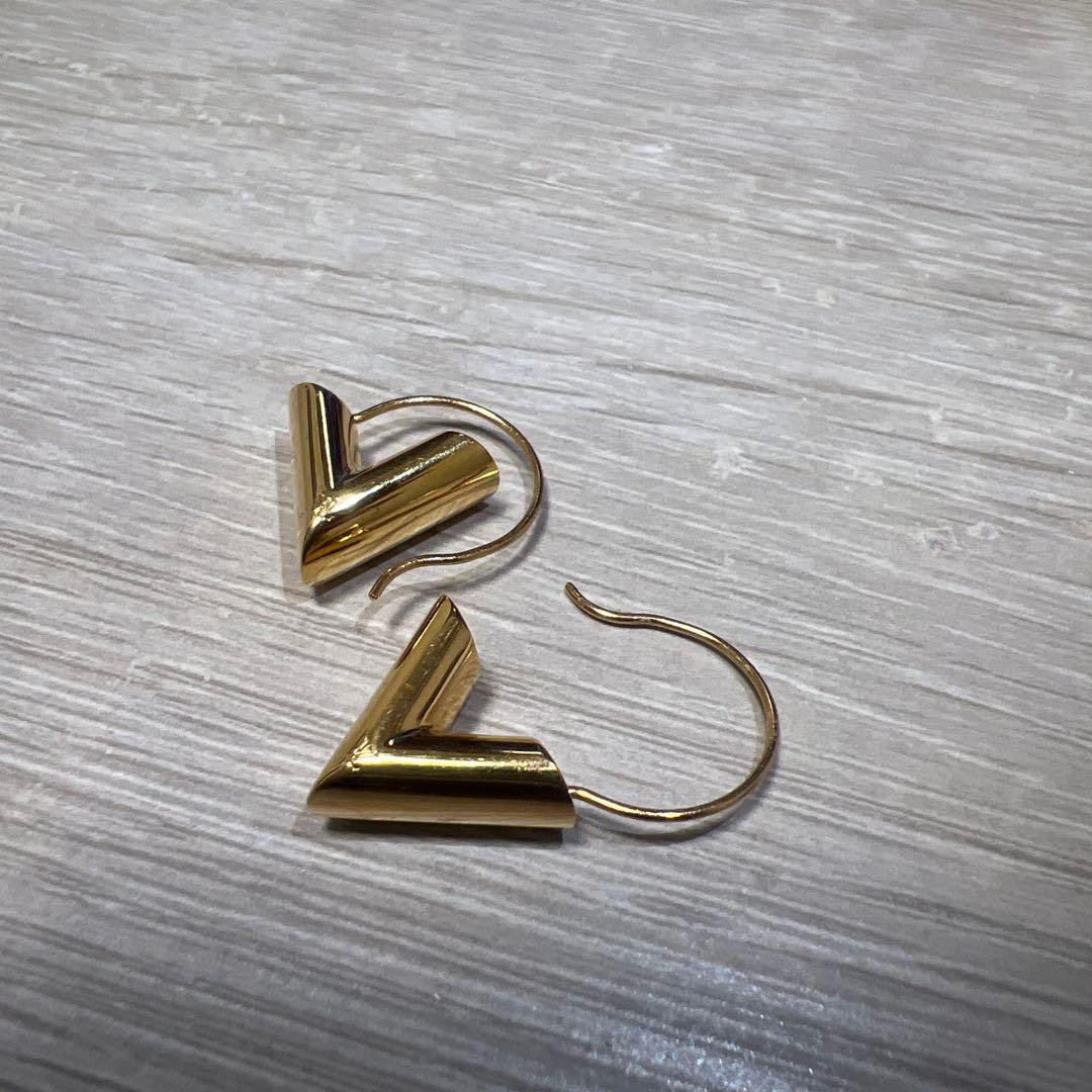 【売り切り希望】ルイヴィトン　ゴールド V字型 フープピアス