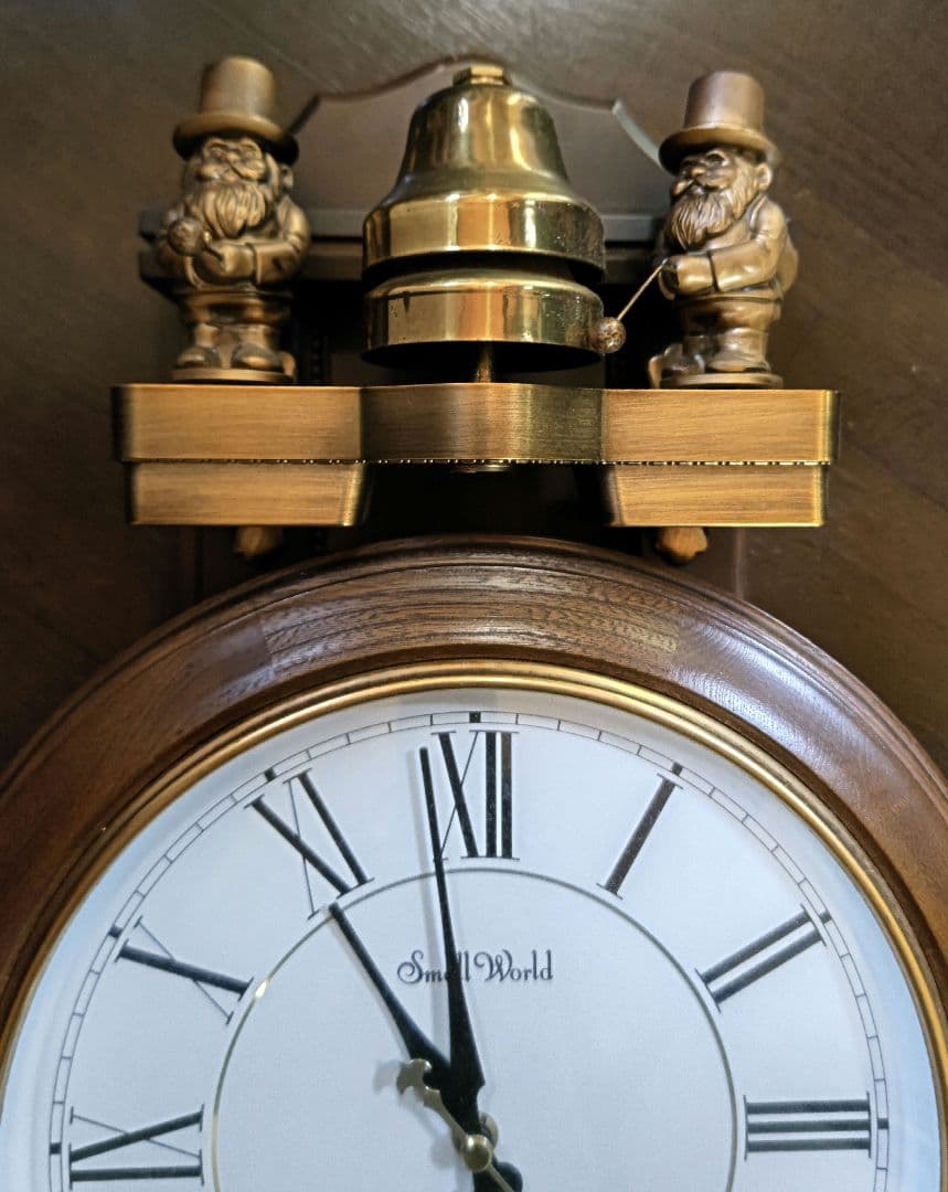 掛時計 装飾的彫刻付き（Small　World）昭和　レトロ